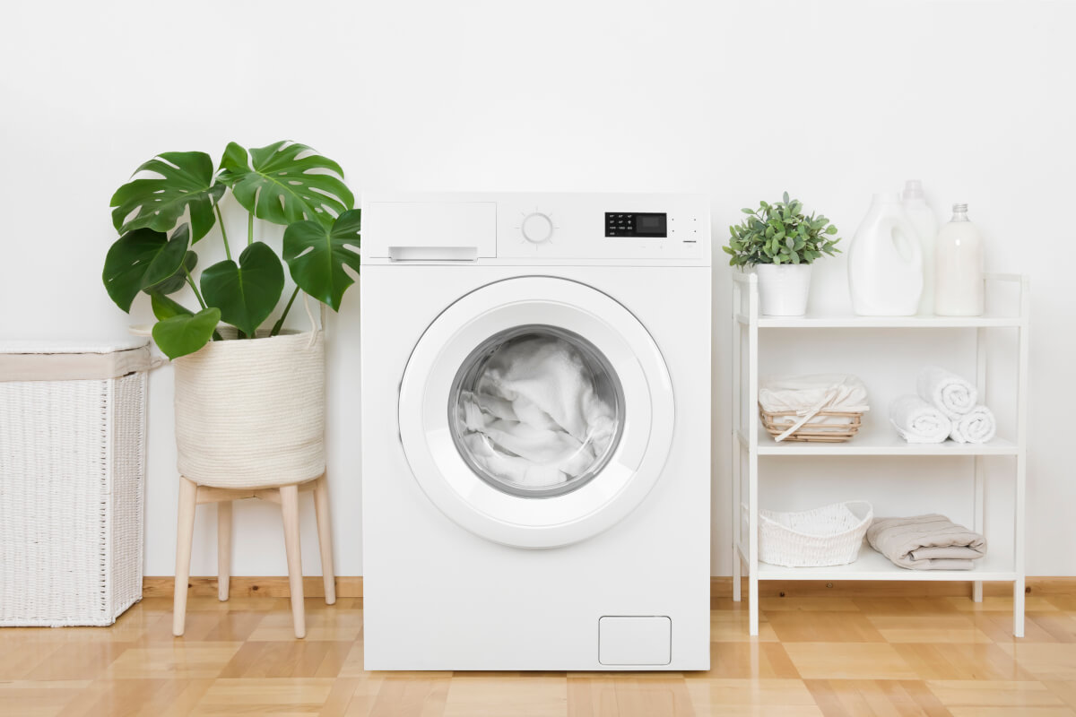 Waschraum mit moderner Waschmaschine